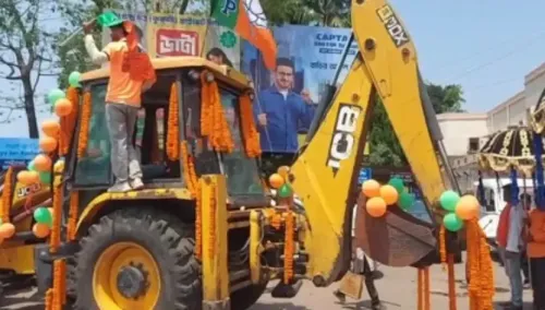 बंगाल चुनाव: भाजपा उम्मीदवार राजू पात्रा ने बुलडोजर पर सवार होकर किया नामांकन