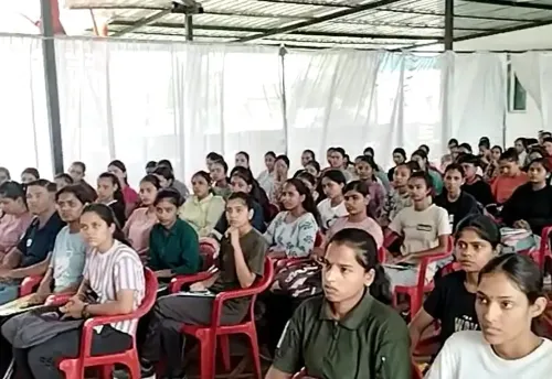 क्या ‘बेटी बचाओ बेटी पढ़ाओ’ योजना के तहत ‘सशक्त वाहिनी’ कार्यक्रम से लड़कियों को मिल रही है नई उड़ान?