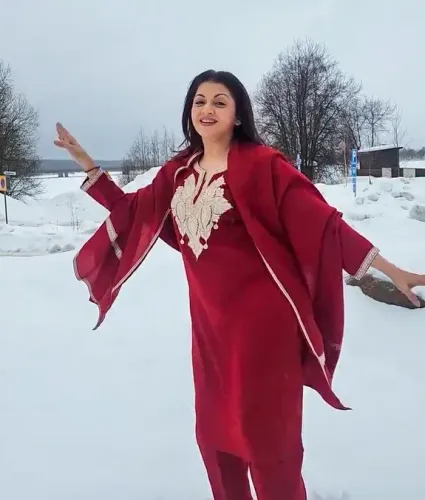 Bhagyashree dances with husband in Kashmir amid summer heat wave