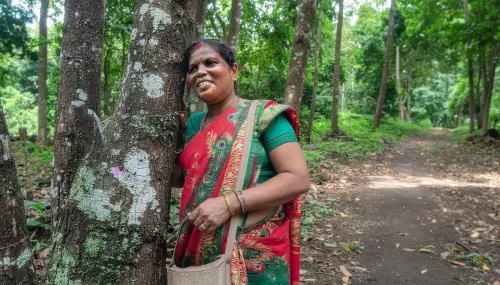 क्या भारत की 'लेडी टार्जन' पेड़ों की रक्षा के लिए अपनी जान की परवाह करती हैं?