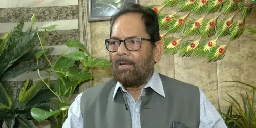 मुख्तार अब्बास नकवी का कांग्रेस पर हमला: 'बैलेट से बनती हैं सरकारें, बुलेट से नहीं'