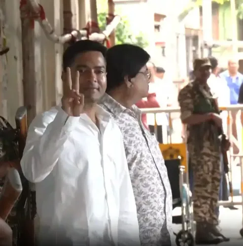 भवानीपुर में अभिषेक बनर्जी ने डाला वोट, BJP की '177 सीट' भविष्यवाणी को बताया खोखला दावा