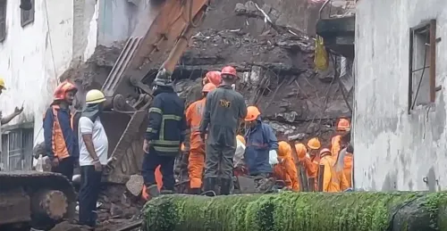 भिवंडी इमारत हादसा: चार मंजिला बिल्डिंग का हिस्सा ढहा, 2 की मौत, NDRF का रेस्क्यू ऑपरेशन जारी