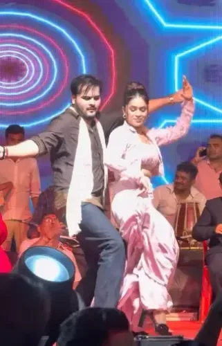 भोजपुरी स्टार अरविंद अकेला का 'कजरा कमरिया' पर धमाकेदार डांस, डिंपल सिंह के साथ मचाया धमाल