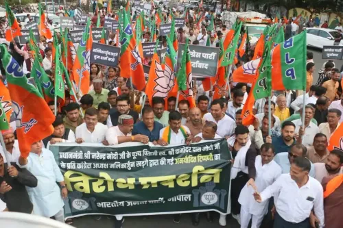 भोपाल में भाजपा का कांग्रेस दफ्तर पर प्रदर्शन, खड़गे की टिप्पणी पर तीखा विरोध