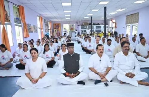 योग दिवस 2025: भोपाल में केंद्रीय मंत्री संजय सेठ और विश्वास सारंग ने किया सामूहिक योगाभ्यास