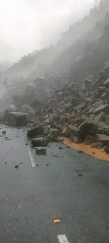 भूस्खलन से बद्रीनाथ राष्ट्रीय राजमार्ग, नारायणबगड़–कर्णप्रयाग मुख्य सड़क और एनएच-5 बंद 