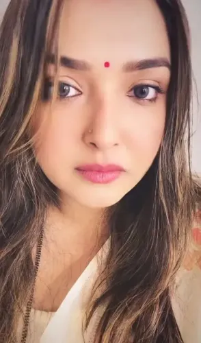 बिग बॉस 19 में नीलम गिरी हुईं नॉमिनेट, आम्रपाली दुबे ने फैंस से की वोट देने की अपील