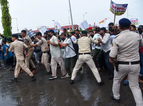 पटना में BPSC 70वीं और दरोगा भर्ती रद्द की मांग, छात्रों ने जेपी गोलंबर पर बैरिकेड तोड़ने की कोशिश