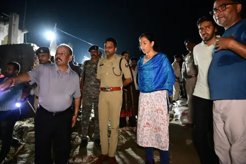 भागलपुर बाढ़: DM अलंकृता पांडेय ने देर रात राघोपुर बांध का निरीक्षण किया, अधिकारियों को अलर्ट रहने के निर्देश