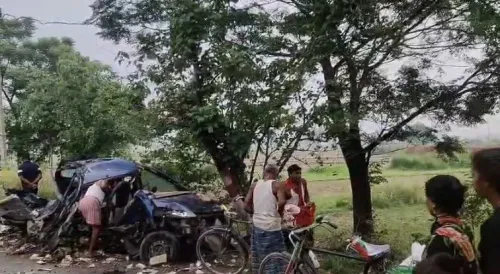 गोपालगंज में शराबबंदी की धज्जियाँ: UP नंबर की कार पेड़ से टकराई, सड़क पर बिखरी बोतलें लूटते दिखे लोग