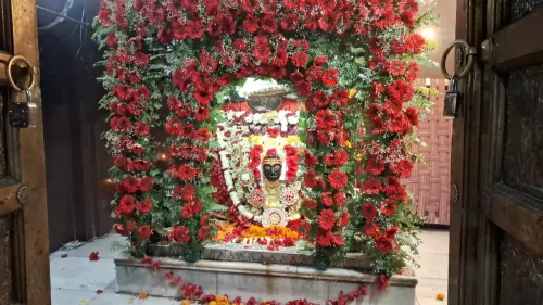 बिहार: चैत्र नवरात्रि के पहले दिन थावे मंदिर में भक्तों ने किया तंत्र और वैदिक साधना