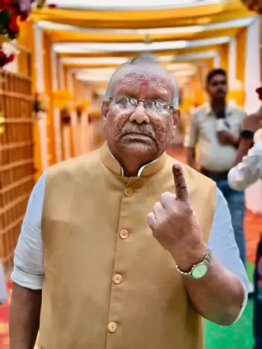 बिहार चुनाव: पूर्व उप मुख्यमंत्री तारकिशोर प्रसाद और सांसद पप्पू यादव ने किया मतदान