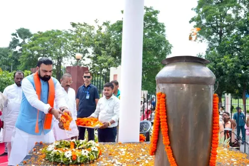 Bihar CM pays floral tribute to freedom fighters at Shaheed Park