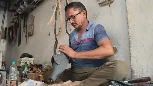 How Did Hazaribagh's Cobblers Like Ajit Kumar Become Prosperous Through the Mudra Yojana?