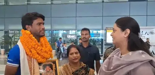 अंडर-18 हॉकी गोलकीपर सावन कुमार का पटना एयरपोर्ट पर भव्य स्वागत, एशियन टूर्नामेंट में जीता गोल्ड मेडल