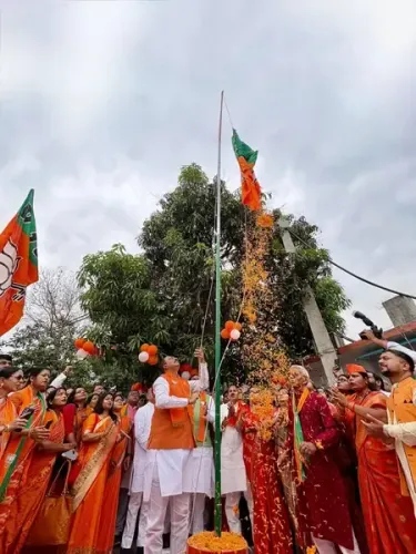 भाजपा का स्थापना दिवस बिहार में धूमधाम से मनाया गया, मिठाई और दीपों का वितरण