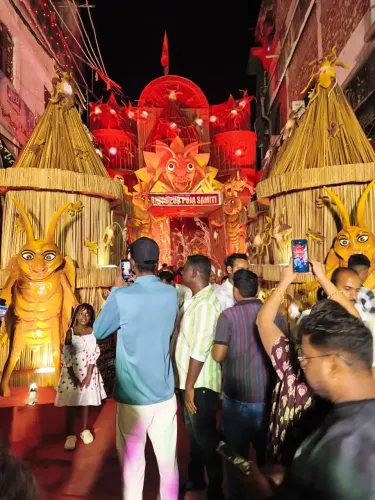 बिहार दुर्गा पूजा 2026: मुंगेर में 250 फीट का पेट्रोनास टावर पंडाल, कटिहार में विशालकाय कॉकरोच थीम