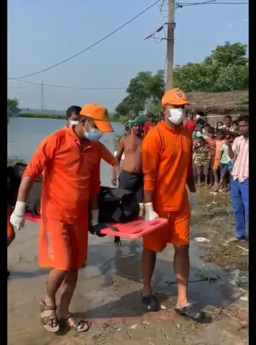 क्या मोतिहारी में सिकरहना नदी में नाव पलटी, तीन की मौत?