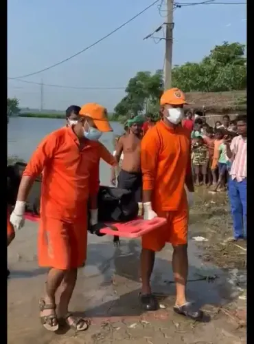 बिहार : मोतिहारी में सिकरहना नदी में नाव पलटी, तीन की मौत, 11 लोग तैरकर सुरक्षित बाहर निकले
