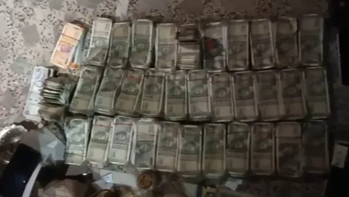 मोतिहारी में कुख्यात नरेश पांडे के ठिकानों पर छापा: ₹16 लाख नकद, हथियार और ₹80 लाख के जेवर बरामद