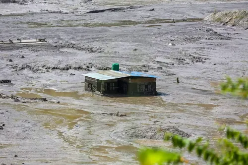 गंडक बैराज पर नेपाल बाढ़ का असर: 2 लाख क्यूसेक जलश्राव का अनुमान, बिहार अलर्ट पर