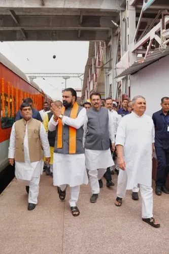 सोमनाथ स्वाभिमान पर्व: पटना से 1,150 श्रद्धालुओं की विशेष ट्रेन रवाना, सीएम सम्राट चौधरी ने दिखाई हरी झंडी