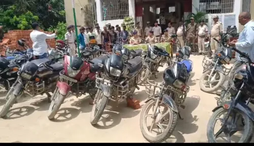 पूर्वी चंपारण में चोरी बाइक गिरोह का भंडाफोड़: 28 मोटरसाइकिल बरामद, 12 गिरफ्तार