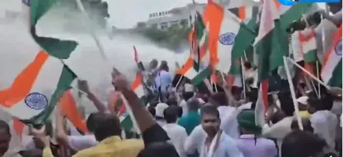 तेजस्वी यादव हिरासत में, राजद के लोक भवन मार्च में बैरिकेड तोड़े, पटना में वाटर कैनन का इस्तेमाल