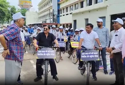 शेखपुरा में जनसंख्या स्थिरता पखवाड़ा: डीएम शेखर आनंद ने साइकिल रैली का नेतृत्व किया, छात्रों ने दिया 'छोटे परिवार' का संदेश