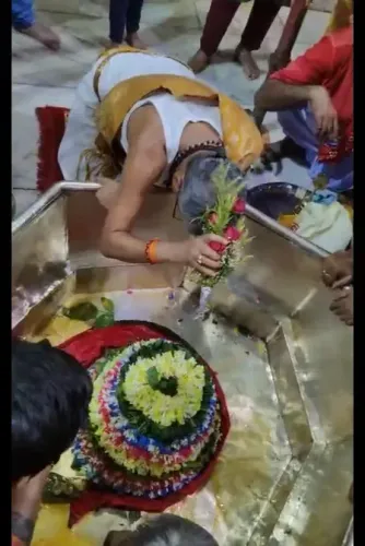 बिहार: शिवालयों में उमड़ा आस्था का सैलाब, बाबा गरीबनाथ में शिवभक्तों की भीड़