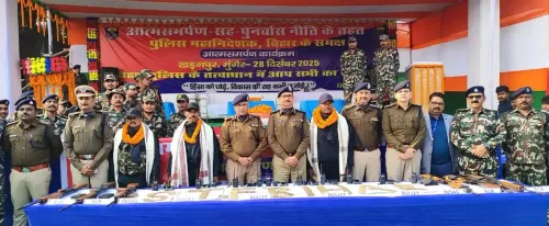 क्या बिहार में तीन नक्सलियों ने पुलिस महानिदेशक के सामने आत्मसमर्पण किया?