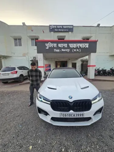 बिलासपुर में BMW सनरूफ पर युवती का डांस वायरल, पुलिस ने कार जब्त कर दर्ज किया मामला