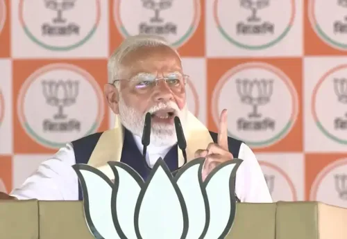 बोंगांव में पीएम मोदी का टीएमसी पर वार: 'मां रोई, माटी बिकी, मानुष हुआ बेघर'