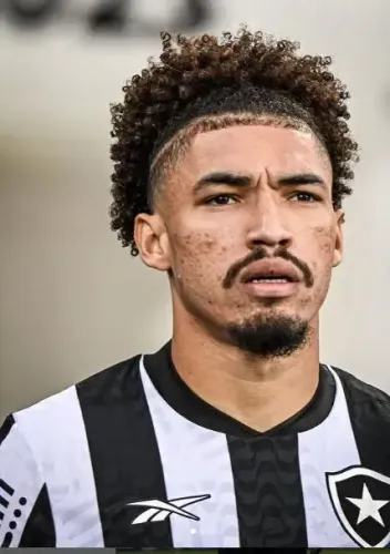 Adryelson, the Brazilian Defender, Returns to Lyon; Vasco da Gama Interested in David Luiz
