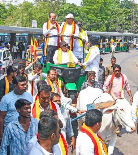 बेंगलुरु: कन्नड़ कार्यकर्ताओं ने एलपीजी मूल्य वृद्धि के खिलाफ प्रदर्शन किया