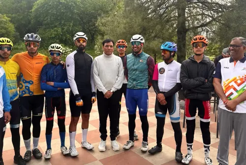 फिट इंडिया अभियान: केंद्रीय मंत्री मनसुख मांडविया ने श्रीनगर में साइकिल सवारों के साथ खिंचवाई तस्वीर