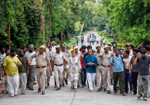 सोनम वांगचुक और गीतांजलि अंगमो का राजघाट दर्शन