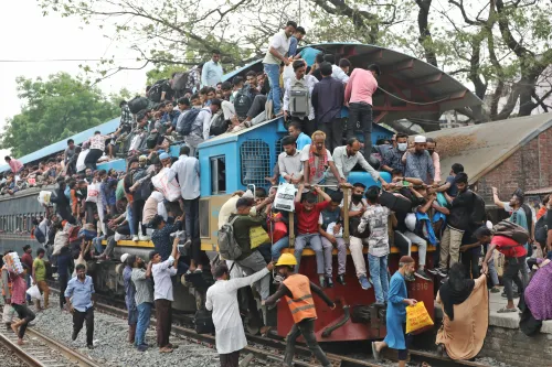 गाज़ीपुर: ईद के मौके पर घर लौटते यात्रियों की भीड़ टोंगी रेलवे स्टेशन पर