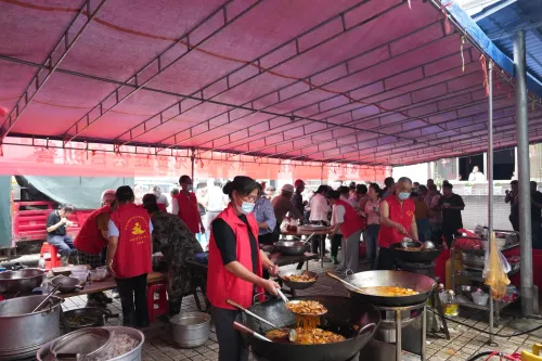 हूपिंगशान में स्वयंसेवकों ने परोसा गर्म भोजन