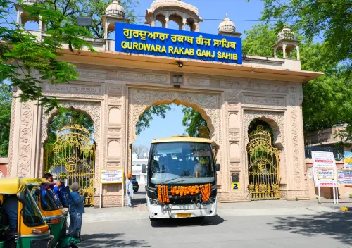 नई दिल्ली: DSGMC ने सिख तीर्थयात्रियों को पाकिस्तान के लिए रवाना किया