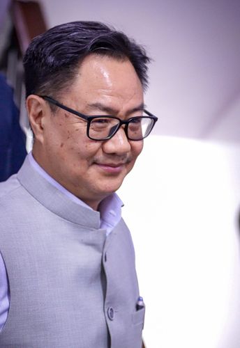किरेन रिजिजू पहुँचे हेमा मालिनी के 60 साल के जश्न में