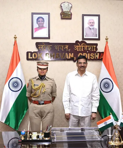 राज्यपाल हरि बाबू कांभमपाटि के साथ नई ADC अनन्या अवस्थी