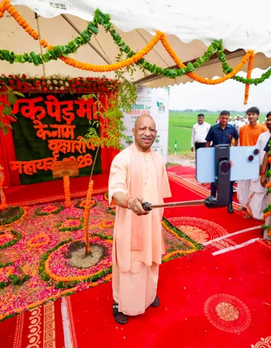 योगी आदित्यनाथ ने किया 'वृक्षारोपण महायज्ञ-2026' का शुभारंभ