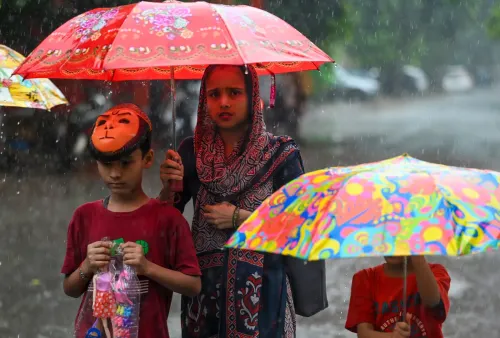 नोएडा में मानसून: छाते लेकर निकले राहगीर