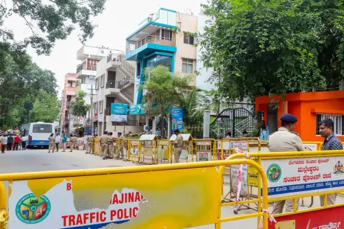 BJP दफ्तर के पास बैरिकेड, पुलिस ने कसी सुरक्षा