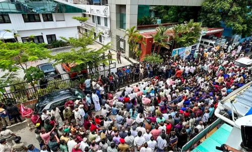 CPI(M) कार्यकर्ताओं का ED छापे के विरोध में प्रदर्शन