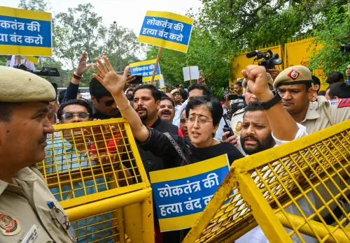 नई दिल्ली: विधानसभा के बाहर AAP का प्रदर्शन