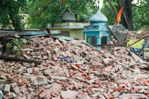 यमुना बाज़ार में DDA की कार्रवाई के बाद बिखरा मलबा