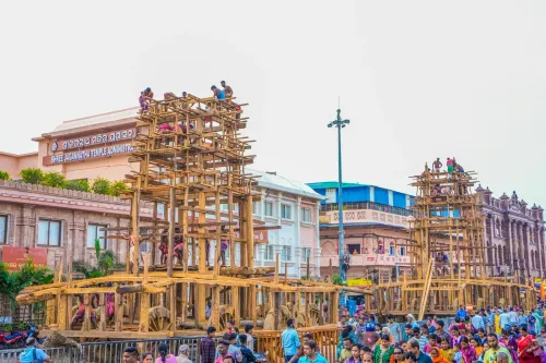रथयात्रा 2026: पुरी में रथ निर्माण में जुटे कारीगर